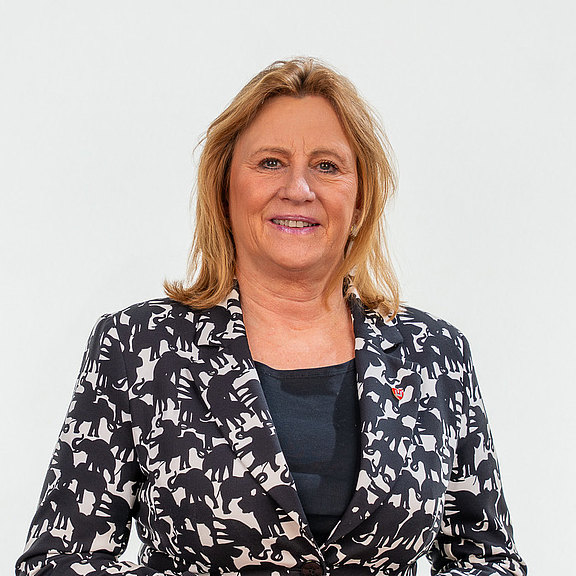Eder_Maria-Theresia_laechelnd.jpg 