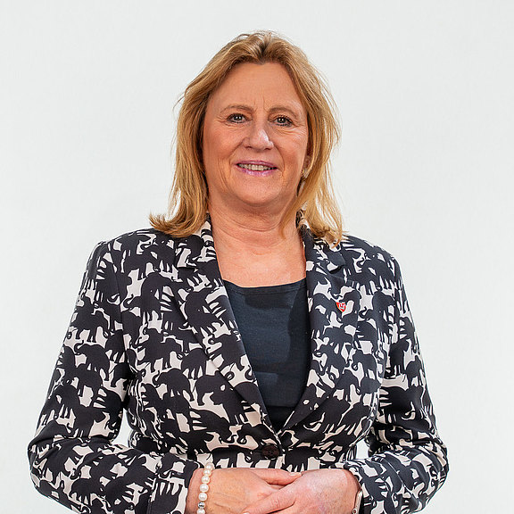 Eder_Maria-Theresia_laechelnd.jpg